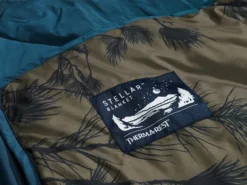 Couverture Thermarest Stellar Blanket PeekingPine Print SS22 -Plein Air Équipement Magasin couverture thermarest stellar blanket peekingpine print ss22 180204 650x650 g2
