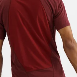 T-shirt Pour Homme Salomon Outline SS Tee Cabernet 22 T-shirt Pour Homme Salomon Outline SS Tee Cabernet -Plein Air Équipement Magasin t shirt pour homme salomon outline ss tee cabernet 162427 650x650 g7